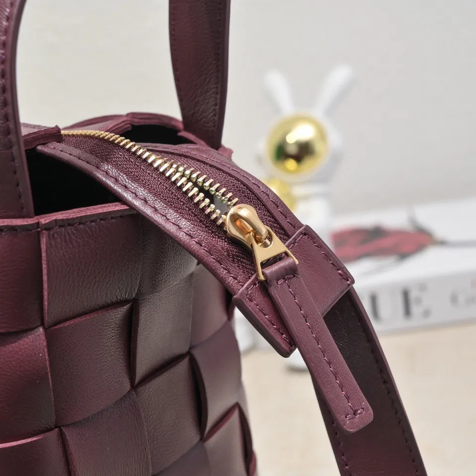 Batch 2600 BottegaVeneta What can be packed in the new bowling bag? Have you got the new bowling bag? Super large capacity ~ The key is low-key, simple and casual style ~ the fashion sense is not reduced at all. It combines BV's classic woven elements and can also be used for computers. The length of the shoulder straps can be adjusted. It is suitable for tall girls to carry. Boys also have a sunny back☀️ Style number: 7466# Size: 28*21*16